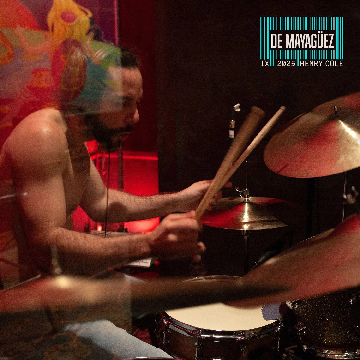 La portada del álbum ‘De Mayagüez’: Henry Cole en la batería bajo luz roja de estudio, el título en verde azulado