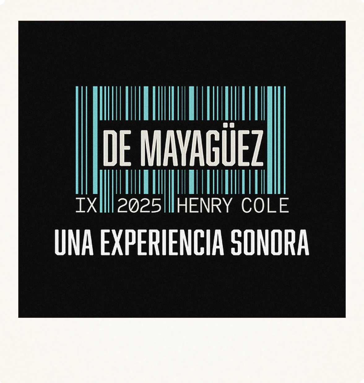 El arte del propio Henry Cole para ‘De Mayagüez’, como una foto instantánea: el título sobre un código de barras verde azulado, ‘IX 2025 Henry Cole’ y las palabras ‘Una experiencia sonora’ sobre negro